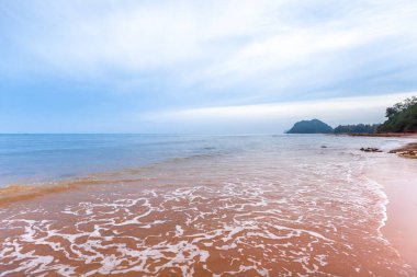 Günbatımlı tropik plaj ve deniz