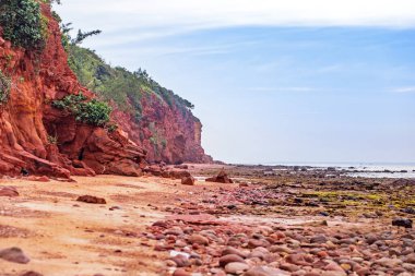 Sahildeki kayalık sahil şeridi.