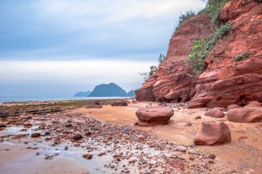 Kayalarla, denizlerle ve gökyüzüyle güzel bir deniz manzarası