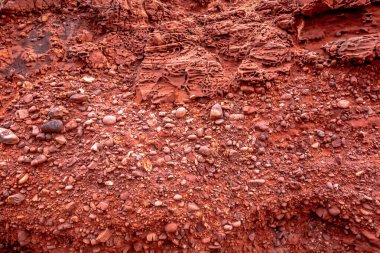 Kırmızı kaya dokusunun yakın çekim görüntüsü.