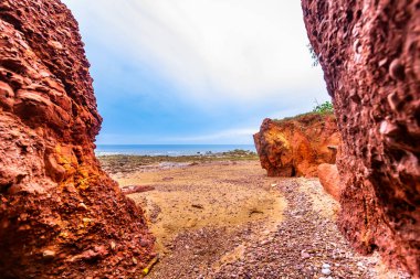 İsrail 'in kuzeyindeki güzel kayalık deniz kıyıları