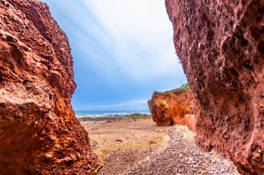 Santorini adasının kızıl deniz kıyısında. Deniz kıyısının güzel bir manzarası