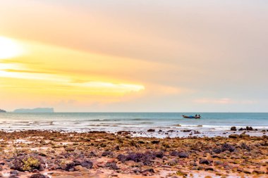 Sahilde gün batımı.