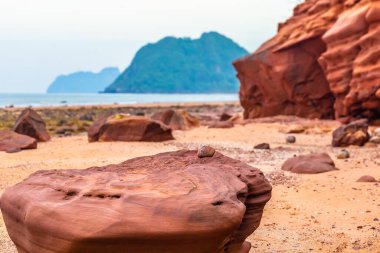 Vietnam 'daki Muang körfezindeki sahilde kayalar