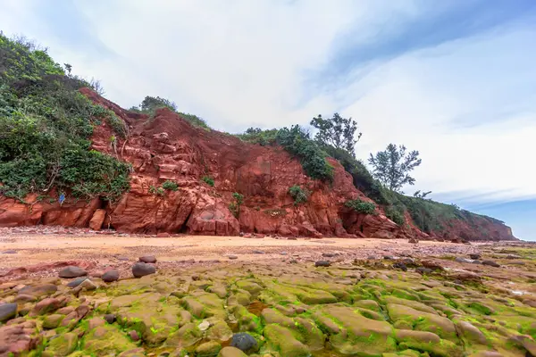 İsrail 'in kuzeyindeki okyanusun kayalık kıyıları.