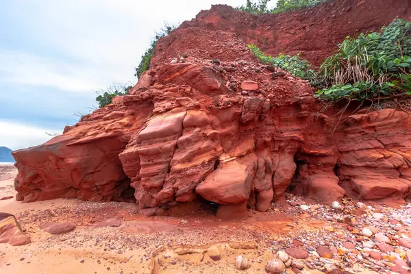 Sahildeki kırmızı kaya