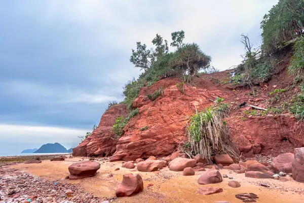 Denizin ve dağların güzel manzarası