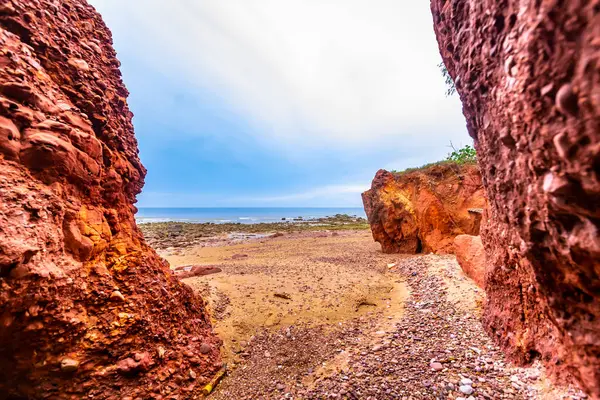 İsrail 'in kuzeyindeki güzel kayalık deniz kıyıları