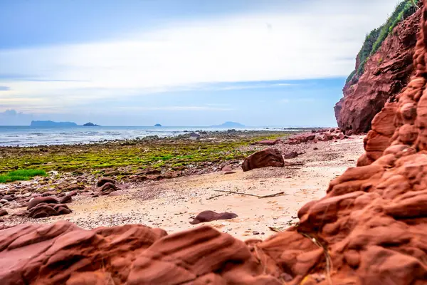 Kızıl kaya ve denizli kayalık plaj