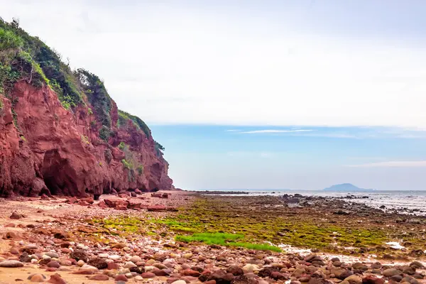 Güzel deniz manzarası ve kumsal.