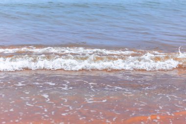 Sahildeki deniz dalgaları