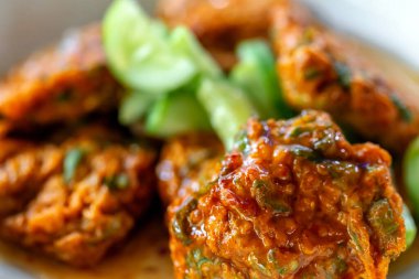 Soslu kızarmış tavuk.