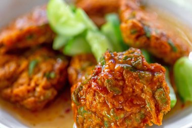 Soslu kızarmış tavuk ve tatlı soslu baharatlı sebze.