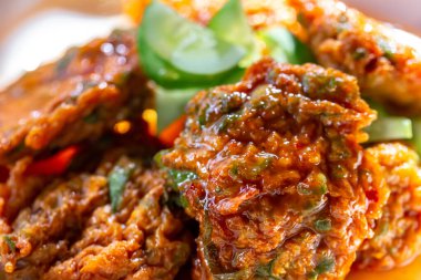 Kızarmış tavuk tabakta.