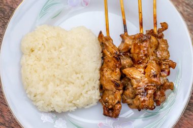 Pirinç ve sebzeli kızarmış tavuk.