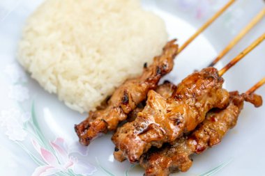 Pilav ve sebzeli ızgara tavuk.