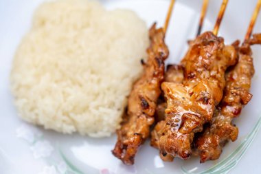 Pilav ve sebzeli ızgara tavuk.