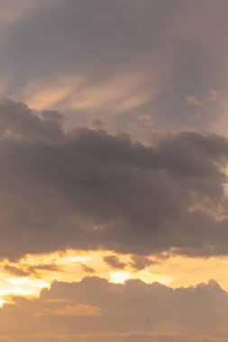 Bulutlu güzel altın gün batımı