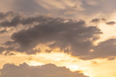 Bulutlar ile dramatik gökyüzü arka plan