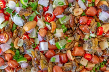 beyaz zemin üzerine karışık sebze