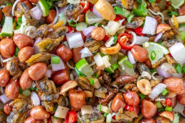 Karışık sebze ve mantarlı salata.