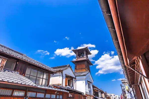 Şehirdeki eski ahşap ev.