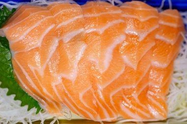 Taze çiğ somon balığı.