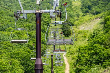 Yazın dağlarda yükselmek.