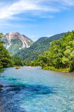 Dağlardaki nehrin güzel manzarası