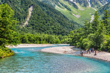 Alplerdeki güzel dağ nehri