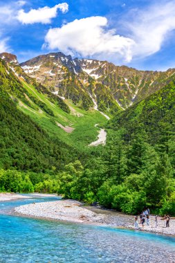 Dağlı gölün dağ manzarası