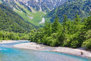 Dağlardaki güzel nehir, doğa arka planı, seyahat konsepti..