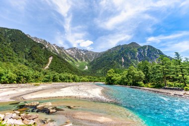 Dağlardaki güzel göl