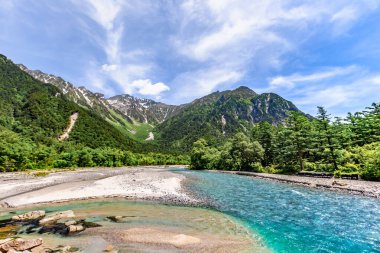 Nehir ve dağlarla dolu güzel bir manzara