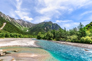 Dağlardaki güzel göl manzarası