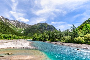 Dağlardaki güzel göl.