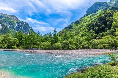 Kafkasların dağlarındaki güzel göl manzarası