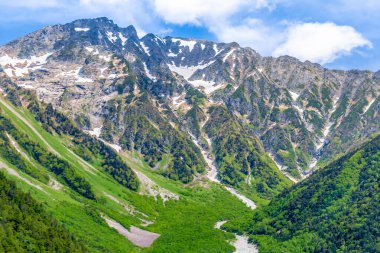 İtalyan Alplerindeki Arso Dağı manzarası