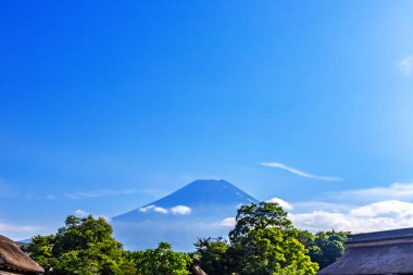 Dağın güzel manzarası kutsal adanın kutsal vadisinin dağlarıyla Bali eyaletinin kutsallığının kutsallığıyla,