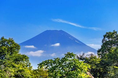 Sonbahar mevsiminde akçaağaç yaprağı ya da göl olan Fuji Dağı 'nın güzel manzarası