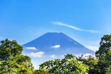 Fuji Dağı ve mavi gökyüzü Kawaguchiko 'da