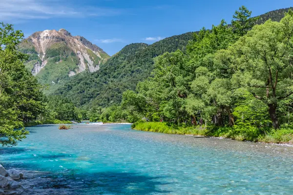 İtalya 'daki Alp Dağları' nın güzel nehri