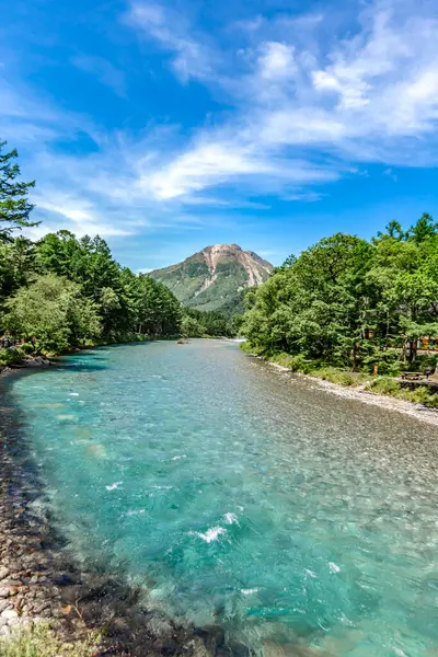 Dağlardaki nehrin güzel manzarası