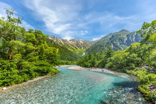Dağlardaki güzel göl manzarası