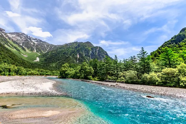 Dağlarda gölü olan güzel bir manzara.