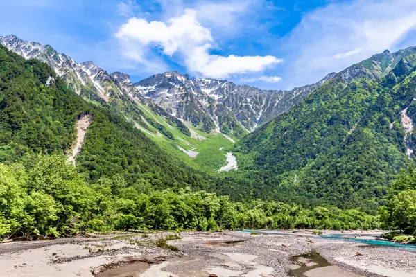 Dağ nehir vadisinde