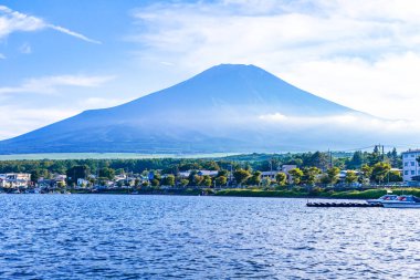 Japonya 'daki Yamanakaka Gölü Yamanaka Gölü' ne sahip güzel mimari ve bina Fuji