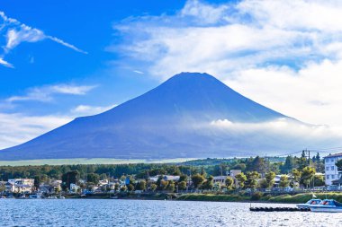 Fuji 'nin güzel manzarası ve sonbaharda Yamanako ya da Yamanaka Gölü ile, Japonya