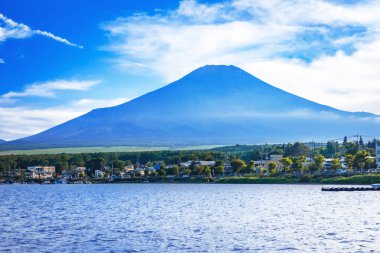 Fuji Dağı ve akçaağaç çevresindeki güzel manzara veya göl