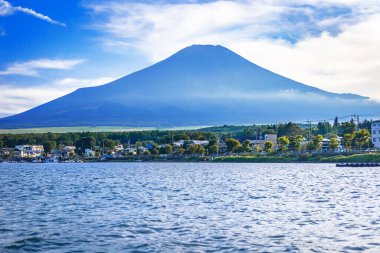 Fuji Gölü ve Yamanashi Japonya çevresindeki diğer dağların güzel manzarası.